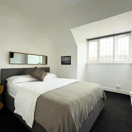 One-Bedroom Flat In Cheam Village ภายนอก รูปภาพ