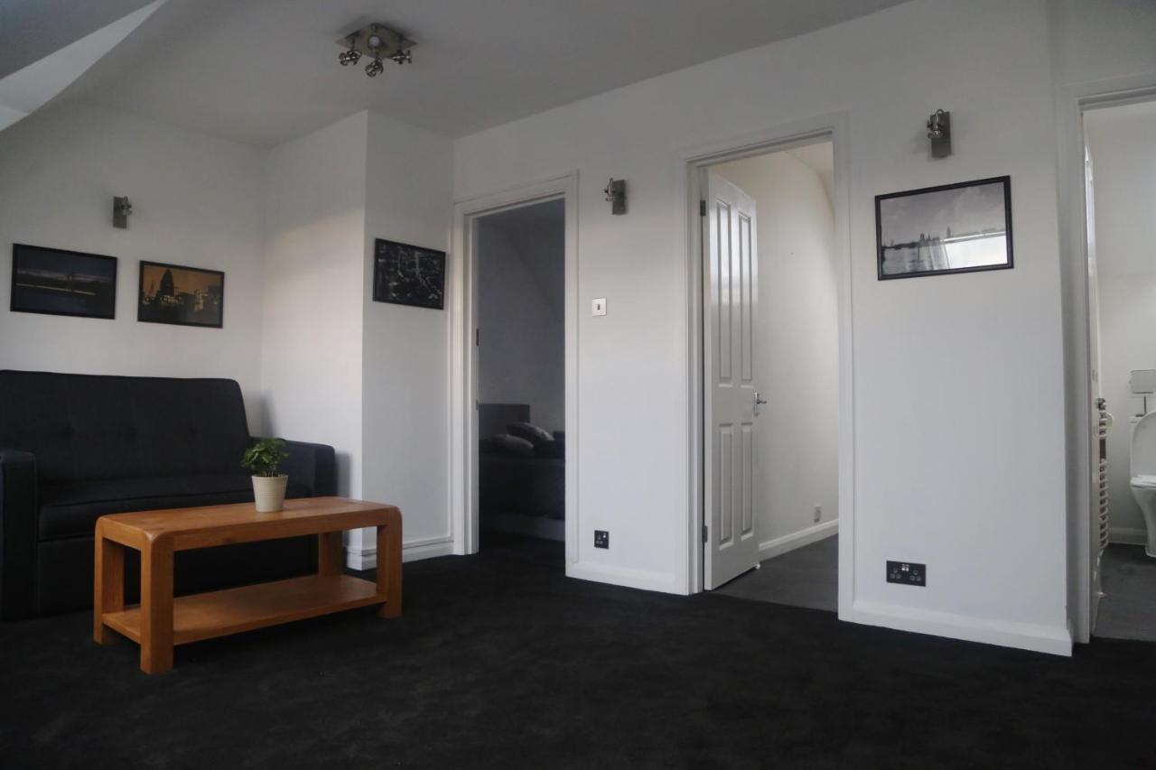 One-Bedroom Flat In Cheam Village ภายนอก รูปภาพ