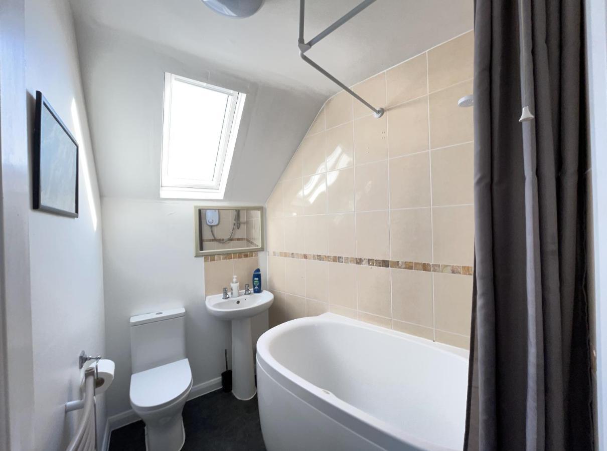 One-Bedroom Flat In Cheam Village ภายนอก รูปภาพ