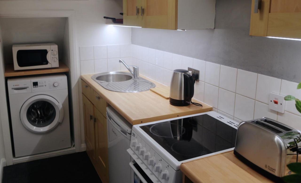 One-Bedroom Flat In Cheam Village ภายนอก รูปภาพ