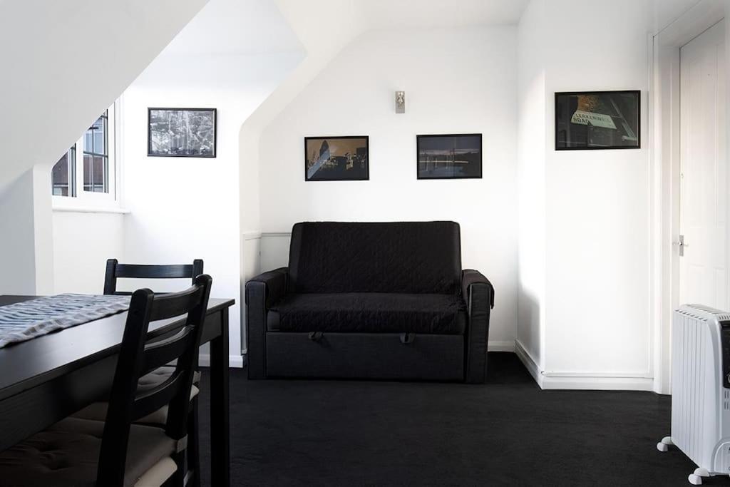 One-Bedroom Flat In Cheam Village ภายนอก รูปภาพ