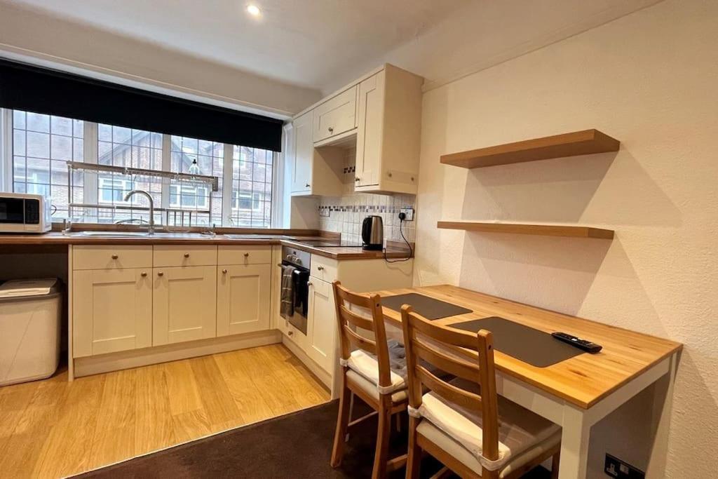 One-Bedroom Flat In Cheam Village ภายนอก รูปภาพ