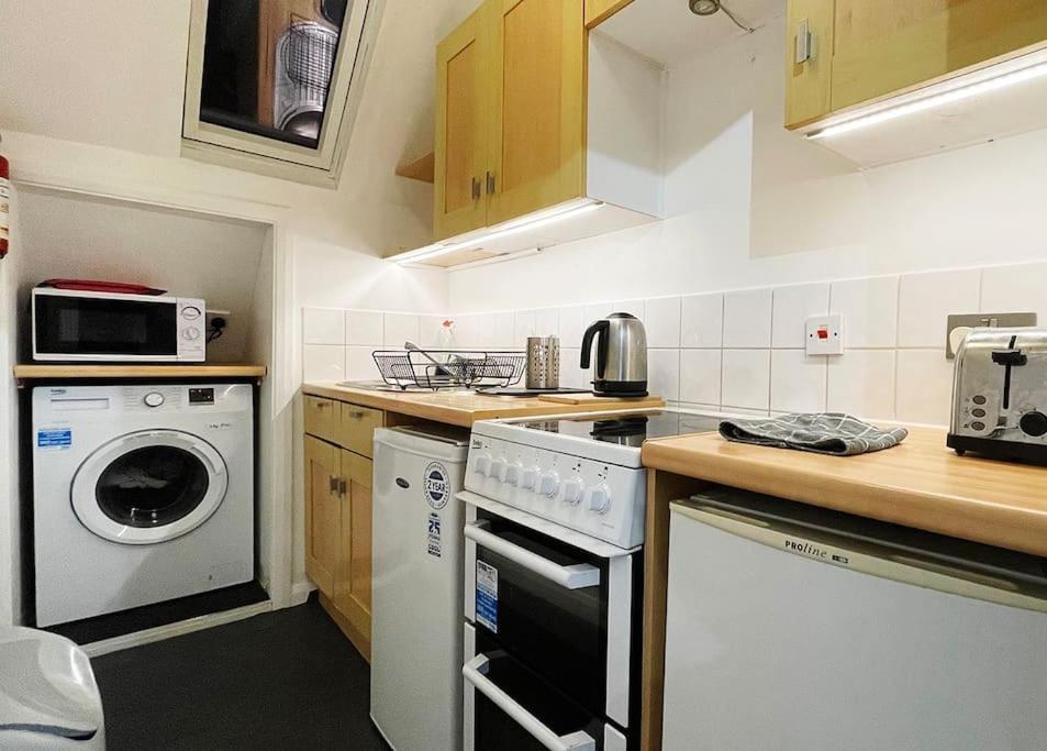 One-Bedroom Flat In Cheam Village ภายนอก รูปภาพ