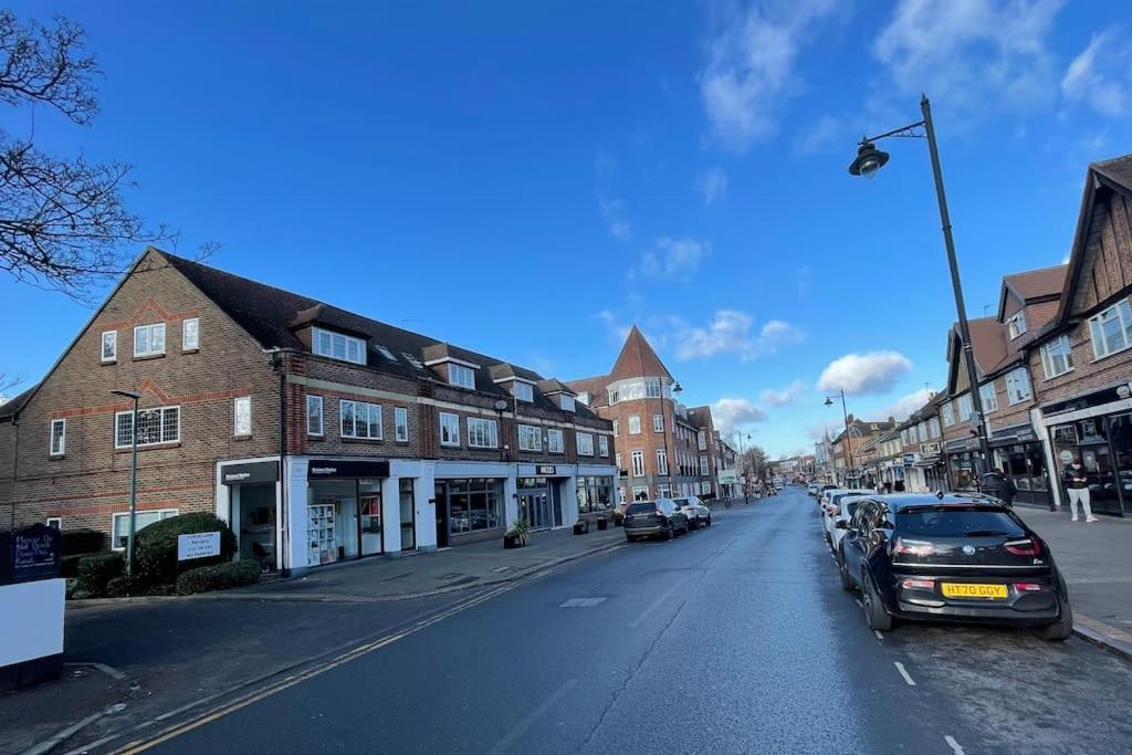 One-Bedroom Flat In Cheam Village ภายนอก รูปภาพ