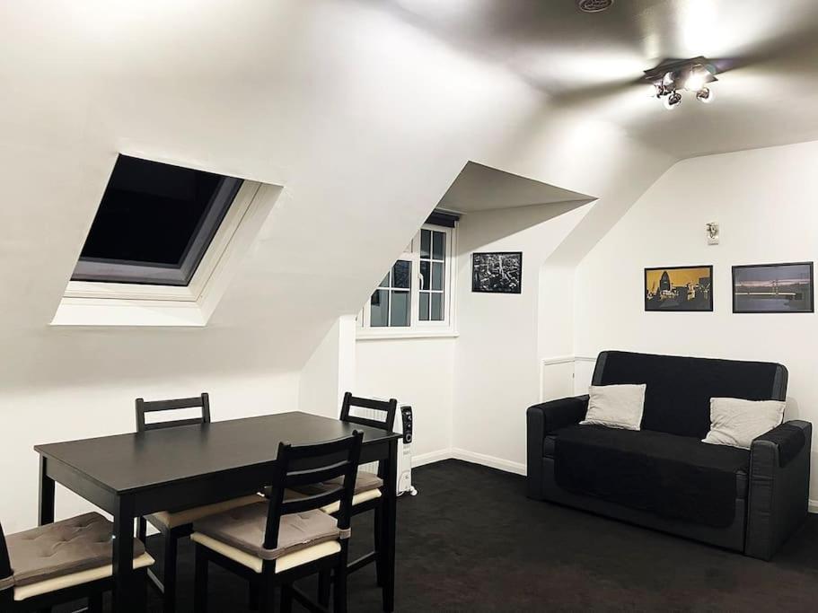 One-Bedroom Flat In Cheam Village ภายนอก รูปภาพ