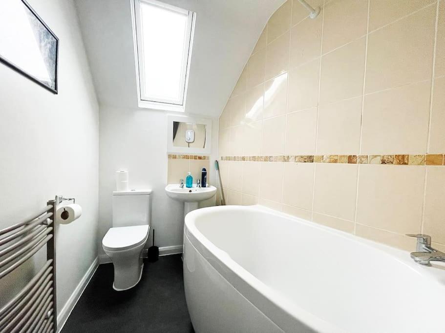 One-Bedroom Flat In Cheam Village ภายนอก รูปภาพ