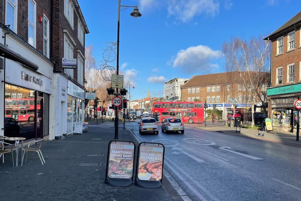 One-Bedroom Flat In Cheam Village ภายนอก รูปภาพ