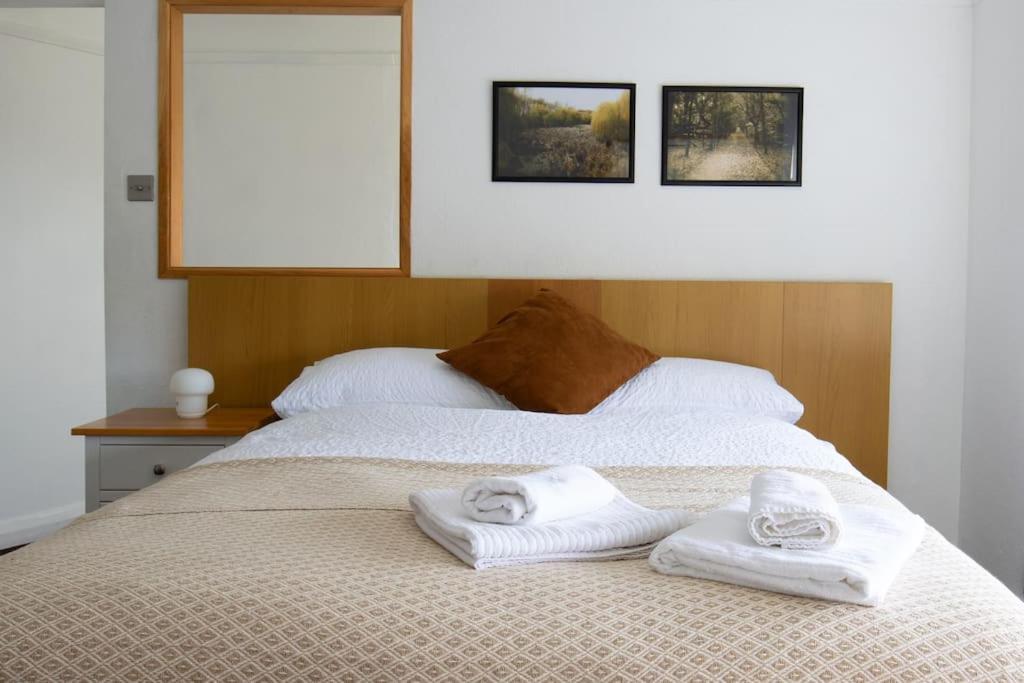 One-Bedroom Flat In Cheam Village ภายนอก รูปภาพ