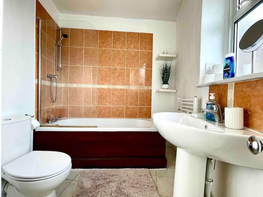 One-Bedroom Flat In Cheam Village ภายนอก รูปภาพ